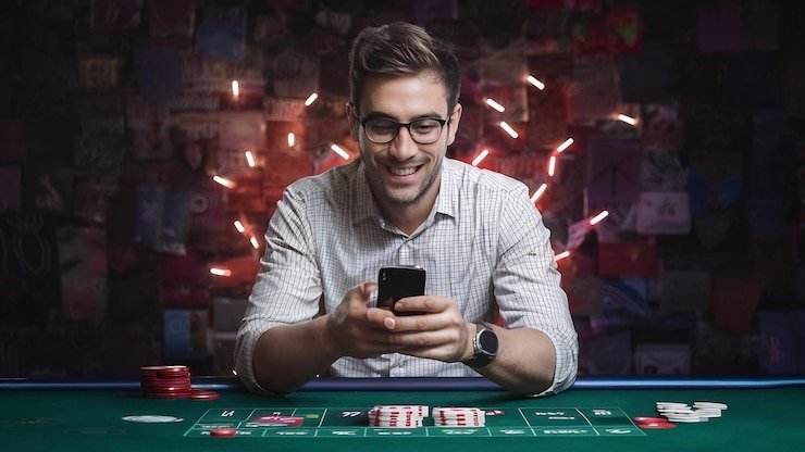 Pengguna membaca selot138 melalui perangkat mobile